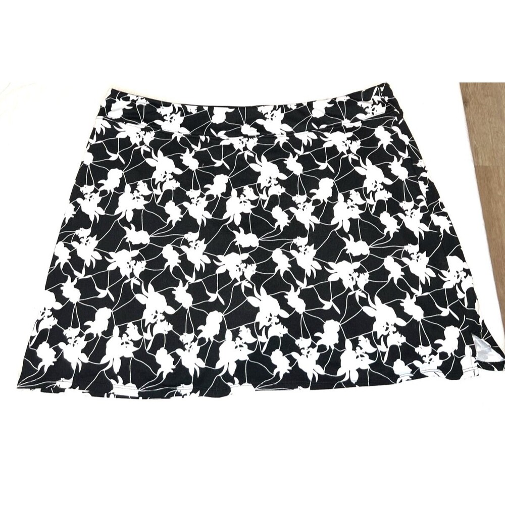 Tranquility Women's Skort 16" length Size XXL Preowned Black and White Design
